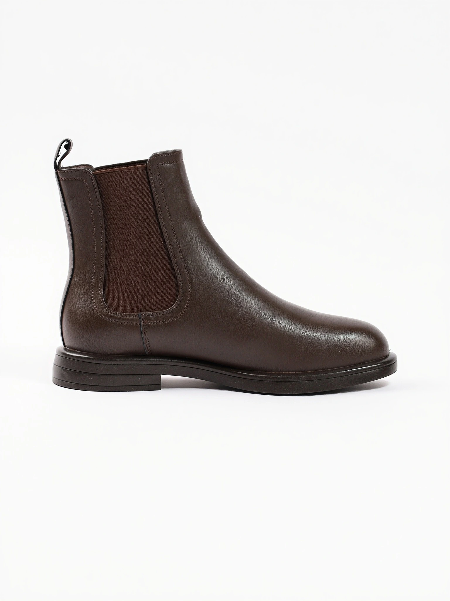 Ботинки-челси коричневого цвета на низком каблуке